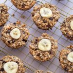 Muffins à l'avoine, bananes et chocolat déposés sur une grille de cuisson
