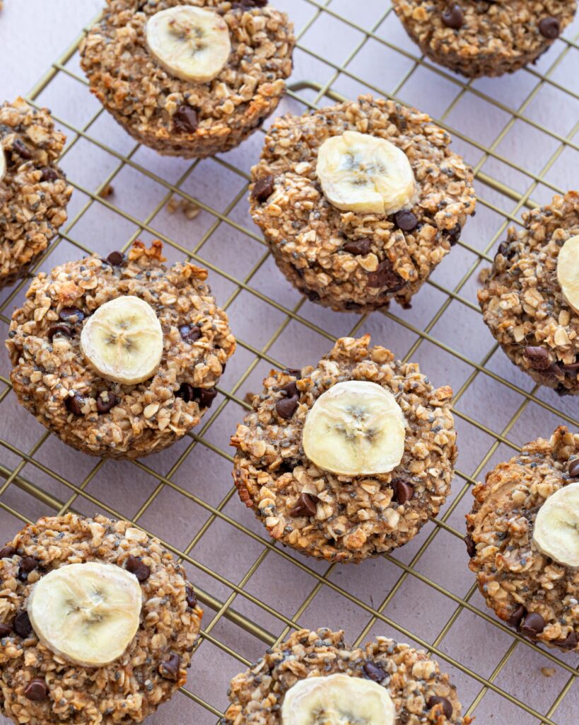 Muffins à l'avoine, bananes et chocolat déposés sur une grille de cuisson