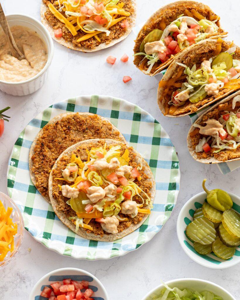 Tacos ouverts déposés dans une assiette quadrillée verte et bleue