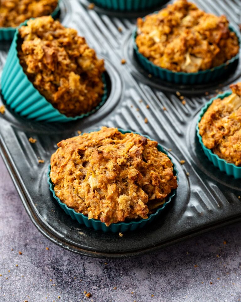 Muffins pommes, citrouille et gingembre dans un moule à muffins noir avec des caissettes de couleur turquoise
