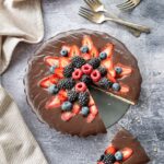 Belle tarte au chocolat décorée de fraises, framboises et bleuets