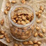 Graines de citrouille chili-lime bien croustillantes et épicées déposées dans un contenant en verre