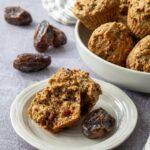 Muffins à l'avoine, dattes et orange ouvert en deux et présenté dans une assiette et accompagné d'une datte Medjool