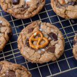Biscuits gourmands au chocolat et bretzels déposés sur une grille de cuisson