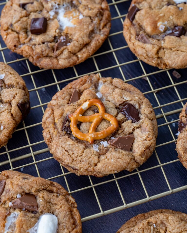 Biscuits gourmands au chocolat et bretzels déposés sur une grille de cuisson