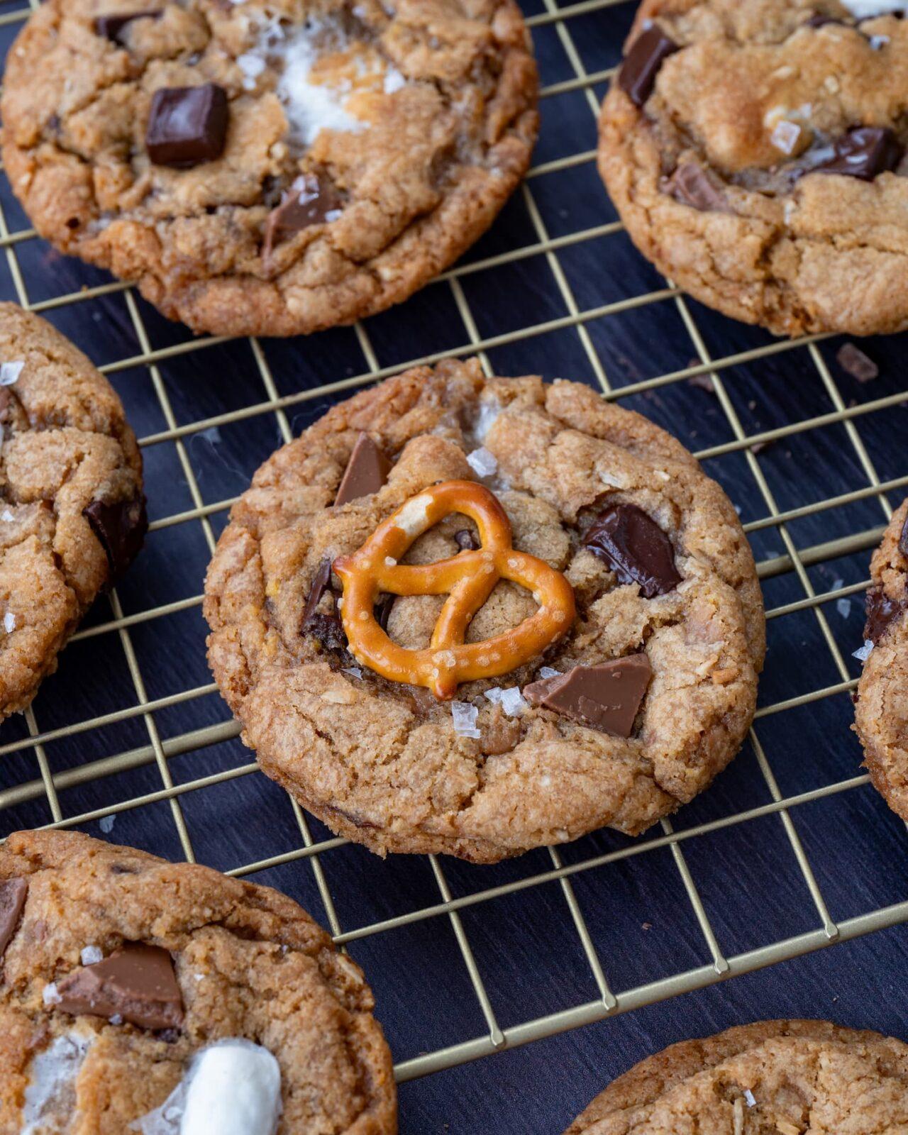 Biscuits gourmands au chocolat et bretzels déposés sur une grille de cuisson