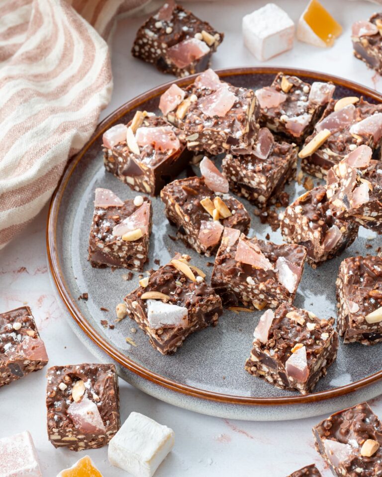 Rocky road aux loqums coupés en carrés et déposés dans une assiette