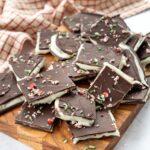 Morceaux de after eight maison parsemés de morceaux de cannes de bonbons émiettées