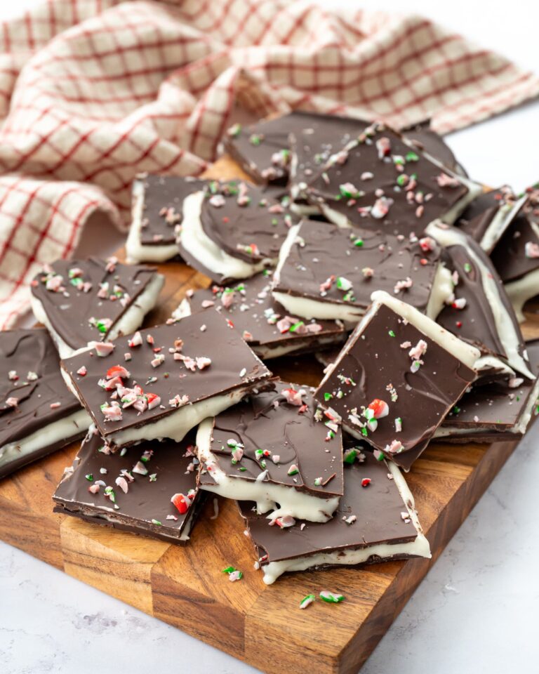 Morceaux de after eight maison parsemés de morceaux de cannes de bonbons émiettées