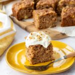 Morceau de Gâteau à la citrouille et ananas déposé dans uen assiette jaune