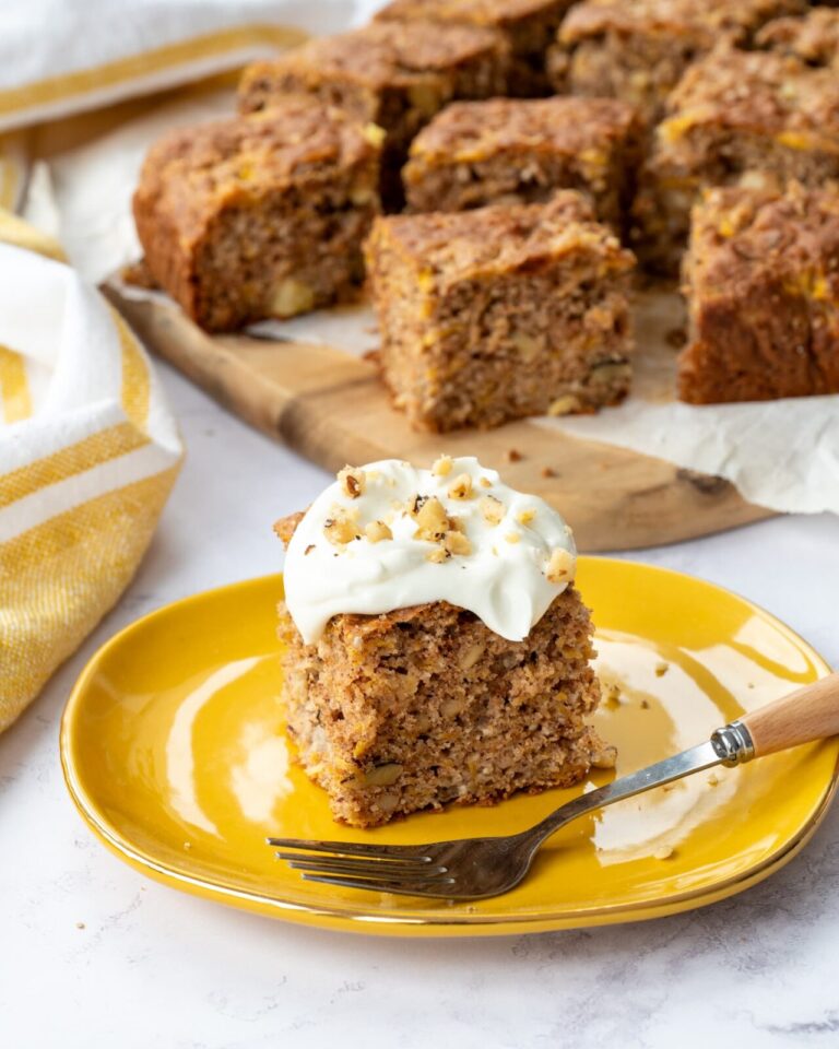 Morceau de Gâteau à la citrouille et ananas déposé dans uen assiette jaune