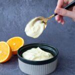 Bol de crémage à l'orange accompagnée d'une cuillère nappé de glaçage