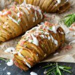 Magnifiques Pommes de terre Hasselback, garni d'une sauce crémeuse, de romarin et de bacon