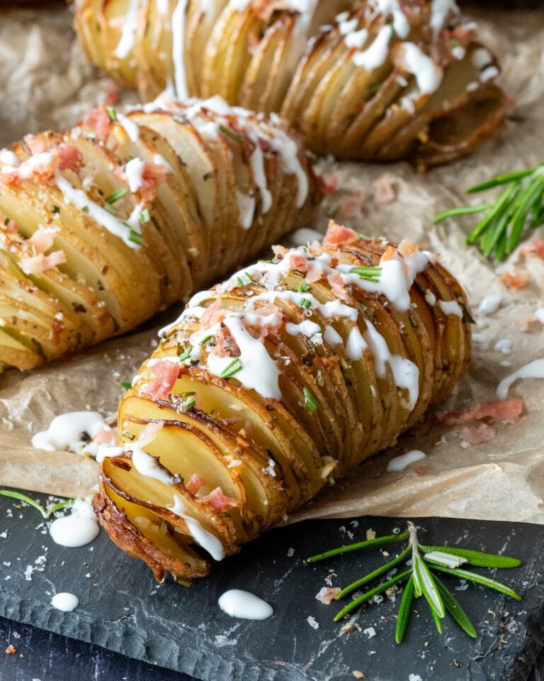 Magnifiques Pommes de terre Hasselback, garni d'une sauce crémeuse, de romarin et de bacon