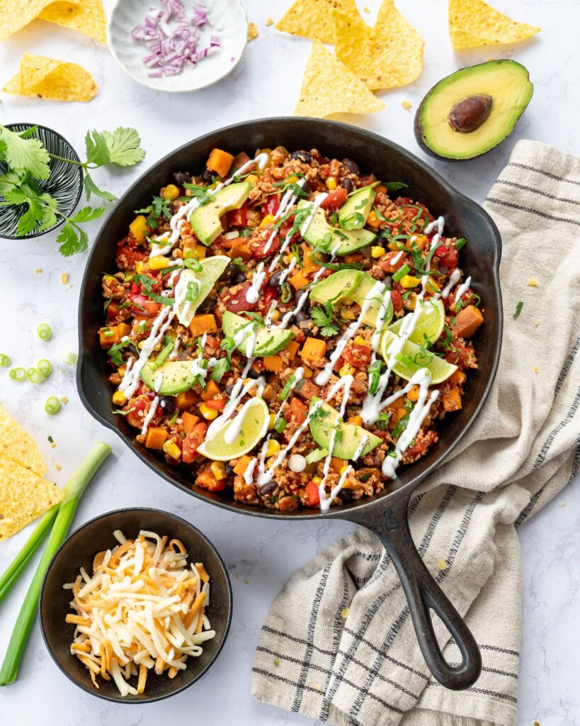 Magnifique casserole colorée végétarienne à base de PVT et légumes, présentée dans une poêle noire