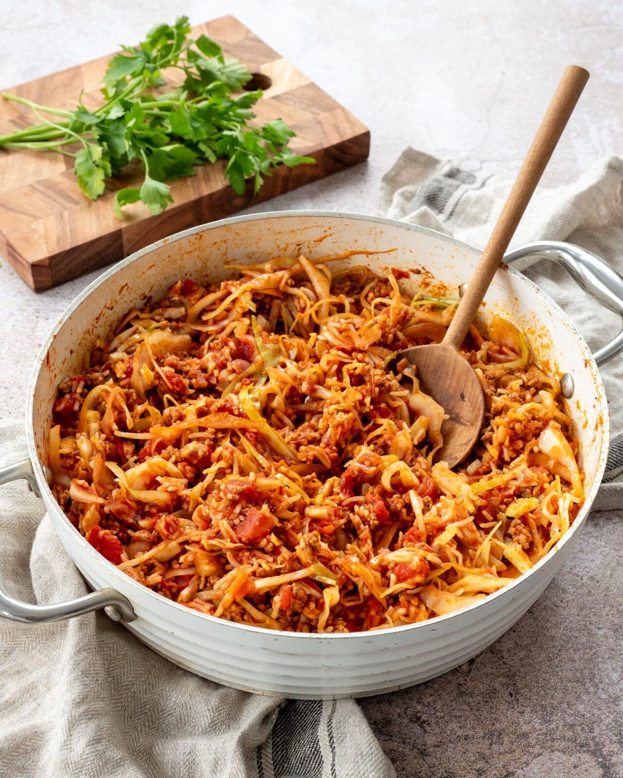 Une belle casserole de chou émincé, combiné à du porc haché et des épices pour nous rappeler les cigares au chou de notre enfance