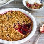 Croustade déjeuner aux petits fruits et PVT déposée sur une planche de bois gris