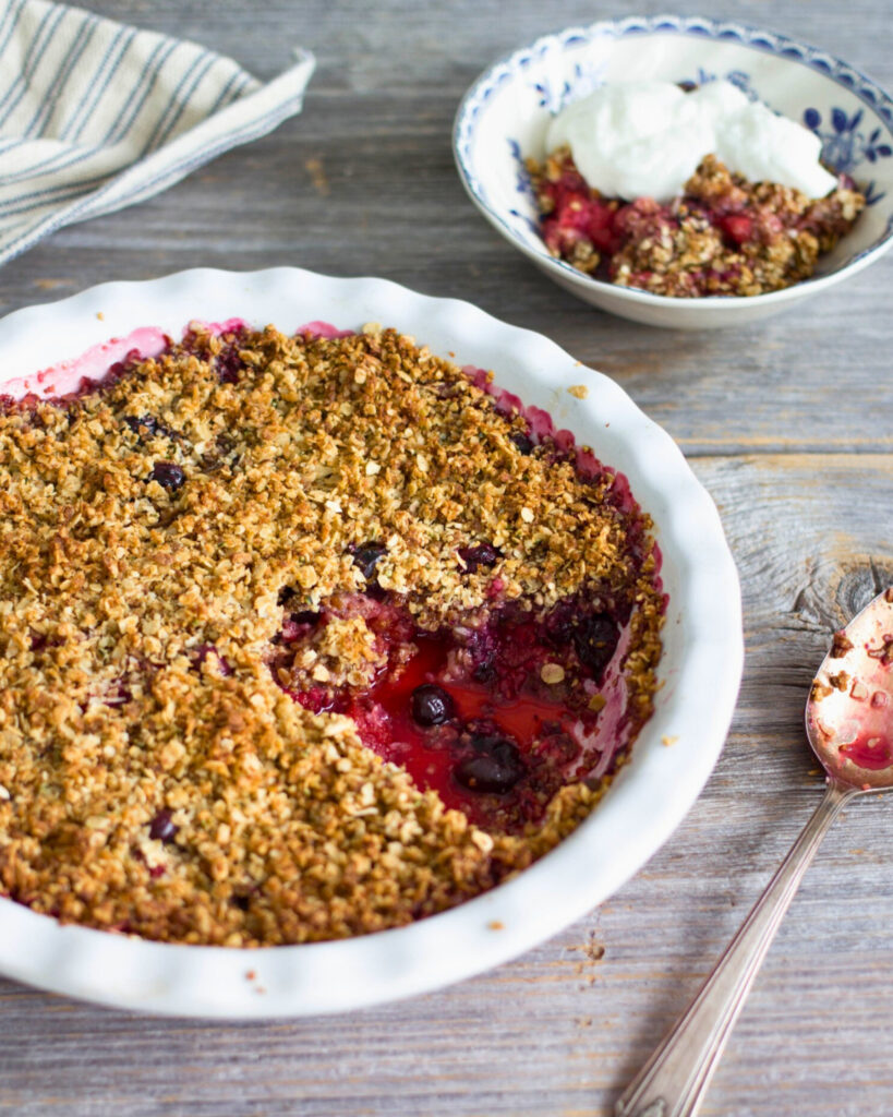 Croustade déjeuner aux petits fruits et PVT déposée sur une planche de bois gris