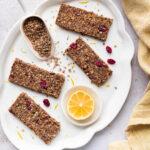 4 barres énergétiques citron, canneberges et PVT déposées dans une belle assiette blanche