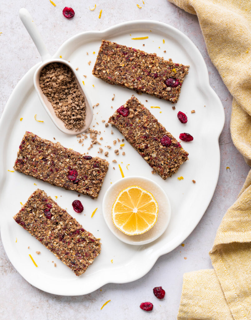 4 barres énergétiques citron, canneberges et PVT déposées dans une belle assiette blanche