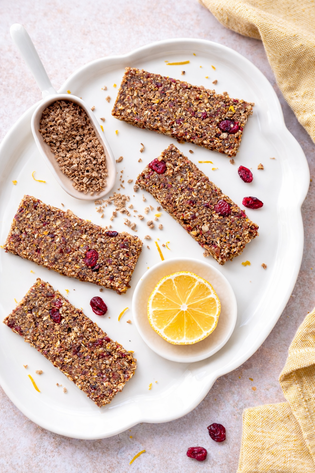 4 barres énergétiques citron, canneberges et PVT déposées dans une belle assiette blanche