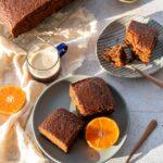 Morceaux de Gâteau à la mélasse de mon arrière grand-mère déposés dans 2 petites assiettes bleu-vert