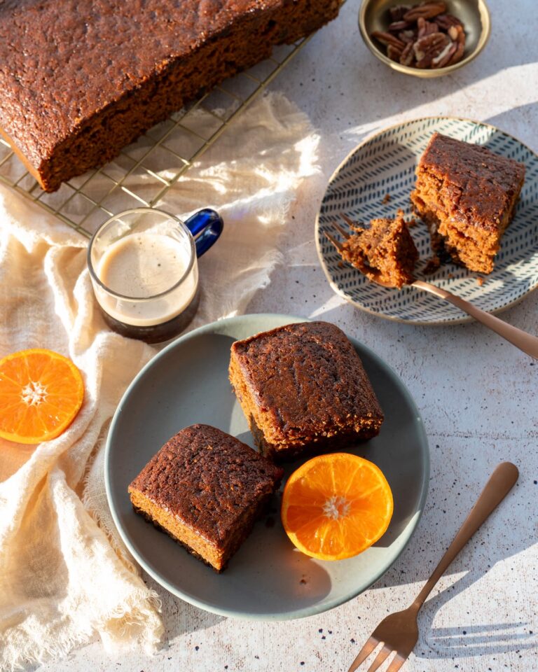 Morceaux de Gâteau à la mélasse de mon arrière grand-mère déposés dans 2 petites assiettes bleu-vert