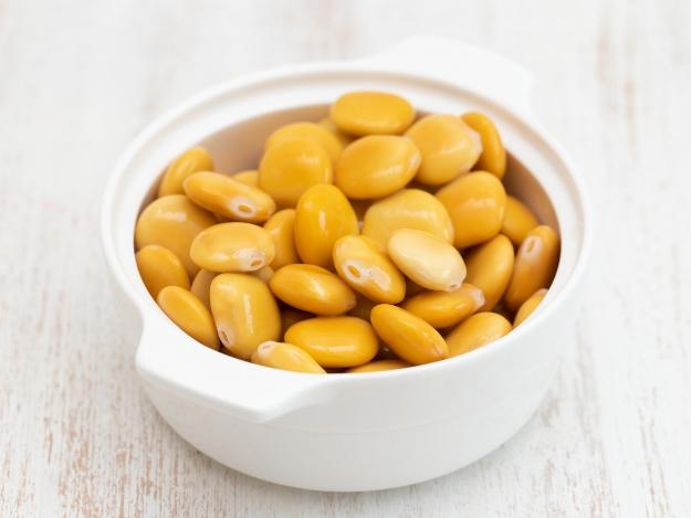 Bol blanc rempli de lupins