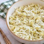 Salade de chou nappa dans un grand bol blanc déposé sur un linge beige et vert