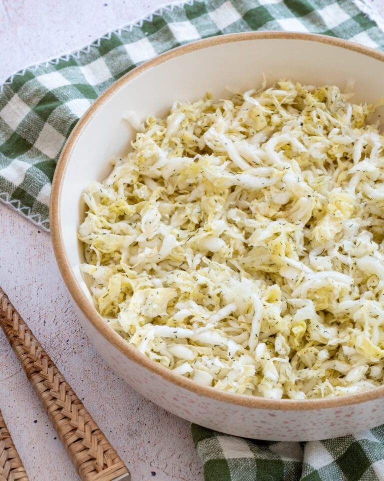 Salade de chou nappa dans un grand bol blanc déposé sur un linge beige et vert