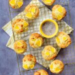 Muffins à l'orange, chia et huile d'olive déposés sur une grille doré