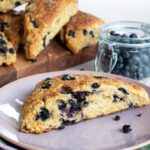 Scones aux bleuets et citron déposés dans une assiette mauvae