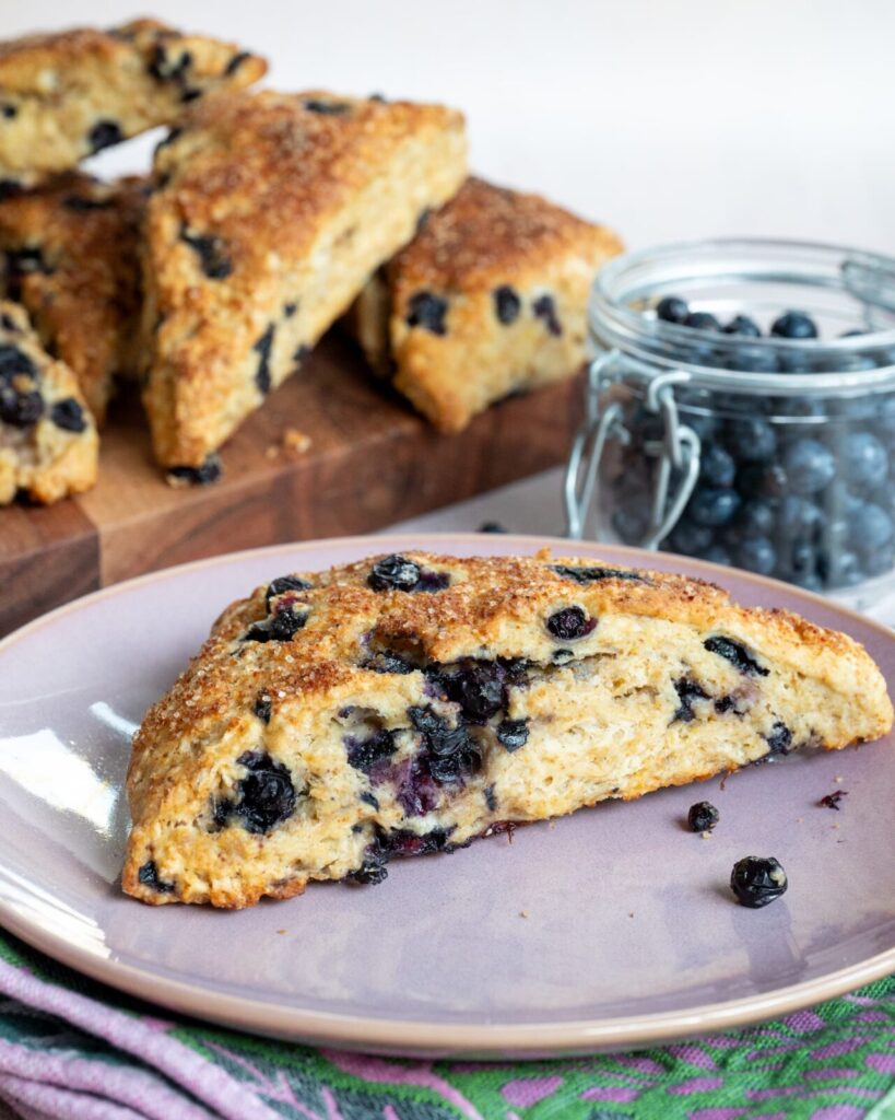 Scones aux bleuets et citron déposés dans une assiette mauvae