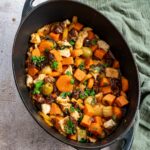 Tajine de dinde aux carotte, fenouil et dattes déposée dans un grand faitout noir